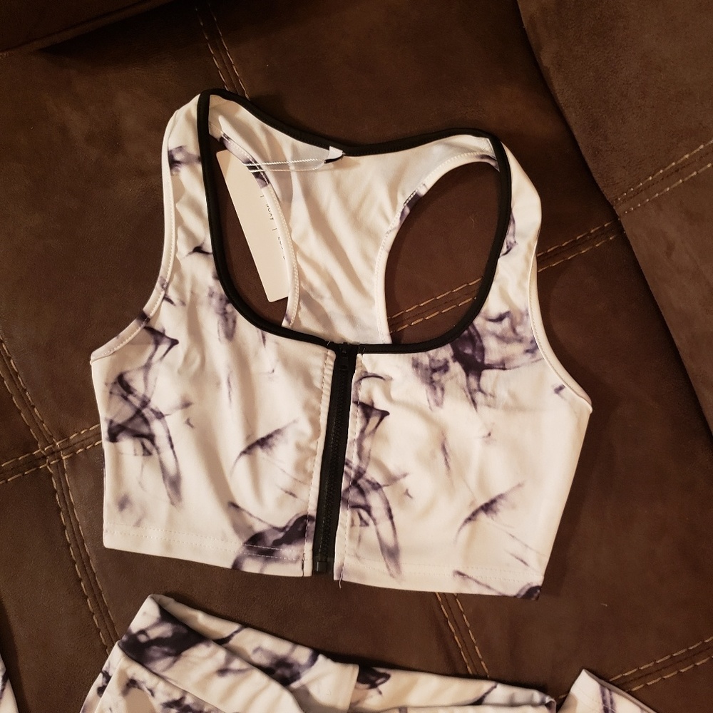 Athletic wear matching top and bottom - Picture 2 of 2